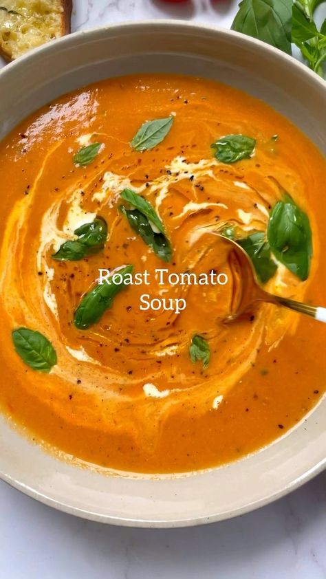 healthyfitbella_ on Instagram: Roast Tomato Soup🍅 This is the simplest soup recipe ever, minimal prep but bursting with flavour, add in some cheesy crostini and you are… Soup Recipes Aesthetic, Fall Soup Recipes Videos, Tiktok Soup Recipes, Romantic Finger Food Ideas, Fall Dinner Recipes Videos, Sick Food Feel Better, Helthi Food Recipes, Italy Food Recipes, Recipie Videos