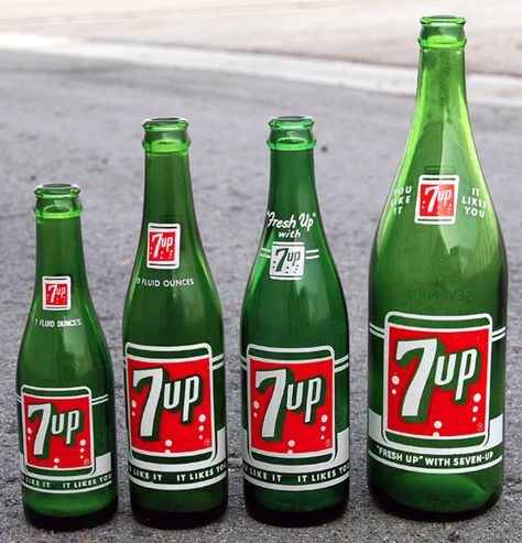 Vintage 7up Vintage Soda Bottles, Cake Stand Ceramic, Old Advertisements, Vintage Packaging, Vintage Bottles, Old Bottles, Soda Bottles, Vintage Memory, Mountain Dew