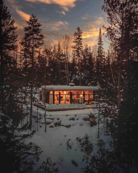 Un chalet contemporain situé au cœur de la nature canadienne Mont Tremblant, For Rent, Architects, Loft, Cabin, Bath, House Styles, Architecture, Travel