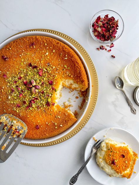 Knafeh with Ashta Arabic Sweets Photography, Knafeh Aesthetic, Arabic Dessert Recipes, Knafeh Recipe, Arabian Tea, Skillet Eggs, Avocado Sandwiches, Kataifi Pastry, Middle Eastern Dessert