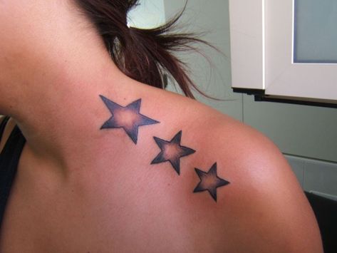 30 American Traditional Tattoo Designs with History 3d Star Tattoo, 3 Stars Tattoo, Star Tattoo On Shoulder, Star Tattoo Meaning, Tattoo Sonne, Tattoo Son, Tattoo Trend, Star Tattoo Designs, Back Of Shoulder Tattoo