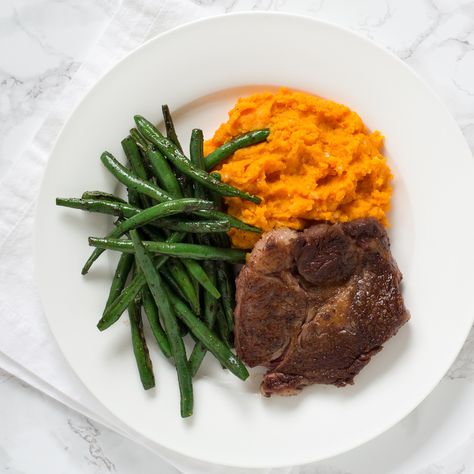 Pan-fried steak with Sweet Potatoes and Green Beans Steak Sweet Potato, Sweet Potato Green Beans, Mustard Cream Sauce, Angus Steak, Sweet Potato Mash, Sweet Potato Recipes Baked, Twice Baked Sweet Potatoes, Sweet Potatoes Recipe, Seared Pork Chops