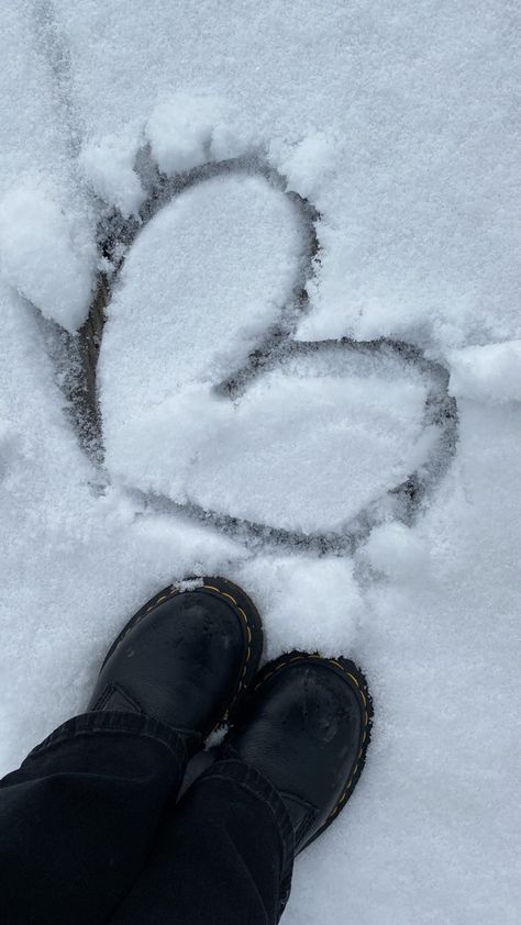 Playing In Snow Aesthetic, Winter Weather Aesthetic, Winter Day Aesthetic, Ig Inspo Pics Winter, Outfits For Snowy Weather, Aesthetic Snow Pictures, Cute Winter Aesthetic, Heart In Snow, Winter Girl Aesthetic