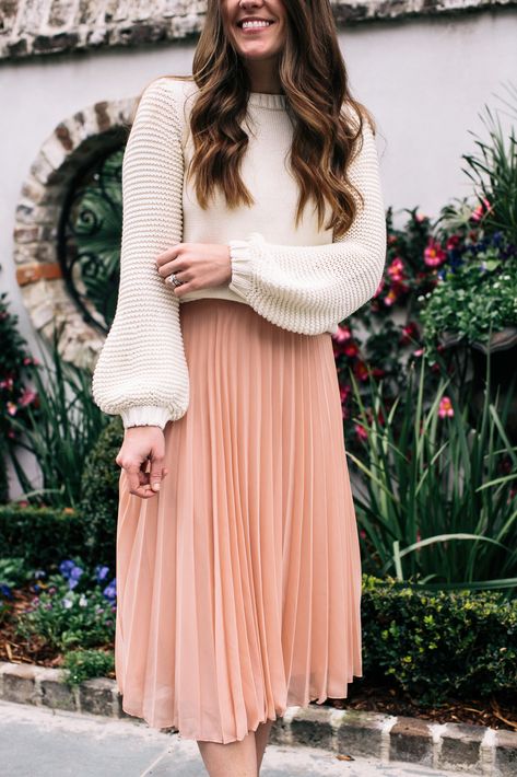 Liz Adams shares the details on this perfect pink pleated skirt (under $50) and her goals for finding happiness in the new year. Pink Pleated Skirt Outfit, Pleated Skirt Outfit Ideas, Pink Skirt Outfit, Pleated Outfit, Long Pink Skirt, Pink Skirt Outfits, Skirt Outfit Fall, Tule Rok, Pleated Skirt Outfit