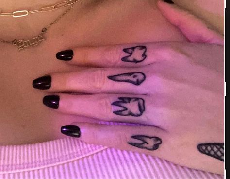 Goth Gap Filler Tattoo, Small Tattoo Alternative, Funky Finger Tattoos, Goth Finger Tattoos For Women, Tooth Finger Tattoo, Finger Tattoos For Women Words, Salad Fingers Tattoo, Nuckle Tats, Weird Small Tattoos