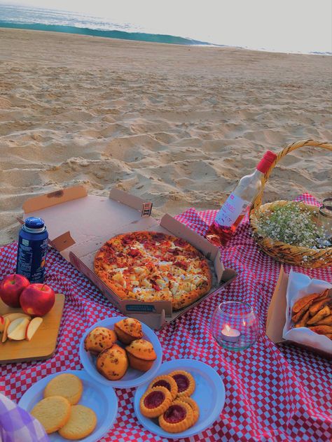 #picnicfoodideas #picnic #sunset #sunsetphotography #wallpaper #atardecer #moments Pizza On The Beach, Beach Pizza, Pizza Date, Night Sunset, Pizza Night, Picnic Foods, Beach Picnic, Sunset Beach, Beach Sunset