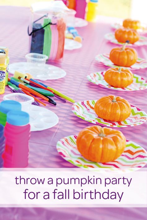 If your little one has an upcoming fall birthday, surprise her with this playful and colorful pumpkin party theme. Her friends will have so much fun painting their very own miniature pumpkins and bringing them home once the party is over. Click for the full toddler birthday party inspiration including DIY decorations and a fun outfit idea for the birthday girl! Paint A Pumpkin, Pumpkin Patch Birthday, Halloween Themed Birthday Party, Pumpkin Birthday Parties, Halloween Class Party, Fest Temaer, Halloween Fest, Fall Birthday Parties, Toddler Birthday Party