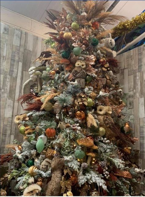 Southern Living Christmas Tree, Pheasant Christmas Tree, Alpine Tree Decor Ideas, Woodsy Christmas Tree, Hunting Christmas Tree, Woodland Creatures Christmas, Nature Christmas Tree, Best Christmas Tree Stand, Cosy Cabin