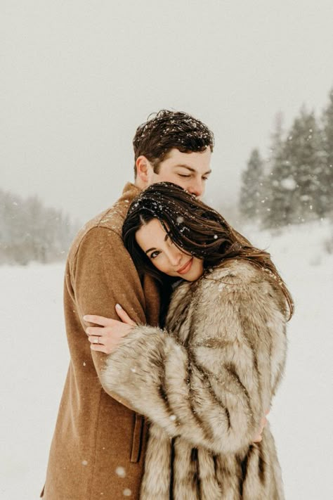 Snow Photo Outfits, Engagement Photoshoot Winter, Non Cheesy Engagement Photos, Winter Session, Engagement Snow Photos, Winter Engagement Photoshoot, Winter Couple Pictures Aesthetic, Snow Photoshoot Couple, Engagement Photos In Snow