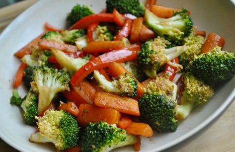 Vegan Broccoli and Carrot Stir Fry Recipe - Student Recipes - Student Eats Broccoli And Carrot Stir Fry, Stir Fry Broccoli And Carrots, Carrot Stir Fry, Veg Stir Fry, Veggie Stir Fry Recipes, Broccoli And Carrots, Carrots Healthy, Zucchini Carrot, Vegan Recepies