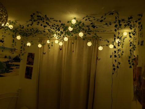 Fake Leaves Decor Bedroom, Fake Leafs On Wall, Aesthetic Fake Vines Bedroom, Greenery On Ceiling Bedroom, Fake Leafs On Wall Bedroom Ideas, Leaves Room Decor Ceiling, Fairy Light Flower Wall Bedroom, Ways To Put Fake Vines In Your Room, Fake Plant Ceiling Decor