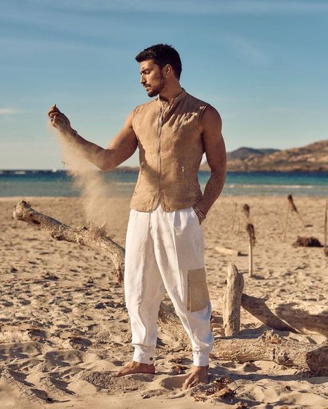 Dubai Photography Ideas, Desert Outfit, Street Style Magazine, Natural Clothing, Summer Photoshoot, Men Beach, Male Poses, Mens Casual Dress, Photography Poses For Men