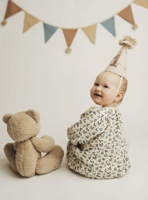 1st Birthday Photoshoot Ideas With Parents, Teddy Bear Smash Cake Photoshoot, March Birthday Photoshoot Ideas, Winter 1 Year Photoshoot, Vintage 1st Birthday Photoshoot, 1 Year Boy Photoshoot Ideas, 1st Birthday Party Photoshoot, Diy Cake Smash Photoshoot At Home, Studio 1 Year Photos