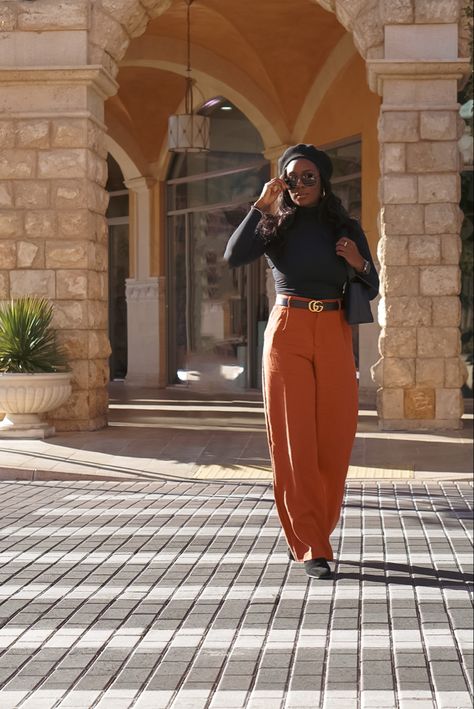 Gg Belt Outfit, Baret Hat Outfit, Glasses Black Women, Camel Pants Outfit, Beret Hat Outfit, Beret Outfits, Gucci Belt Women, Gucci Belt Outfit, Gucci Outfit