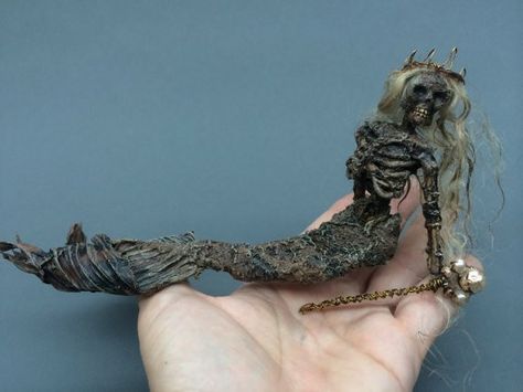 Fairy Skeletons, Scary Fairies, Skeleton Fairies, Horror Dollhouse, Royal Staff, Quirky Crafts, Dark Fairies, Halloween Trophies, Halloween Pirates