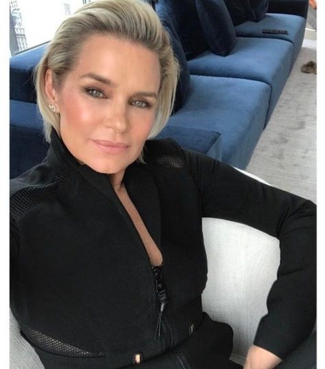 In her new memoir Yolanda Hadid says David Foster abandoned her during Lyme Battle and she did RHOBH for the money and more dishy details revealed Yolanda Foster Style, Yolanda Foster, Yolanda Hadid, Bob Hair Color, Hadid Style, I Am Loving, Real Housewives, Gigi Hadid, Great Hair