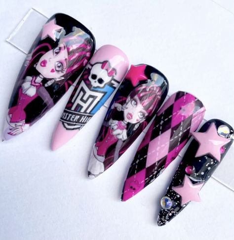 Draculora Inspired Nails, Clawdeen Wolf Nails Designs, Draculaura Inspired Nails, Draculaura Nails Acrylic, Monster High Inspired Nails, Monster High Nails Designs, Monster High Nails Clawdeen, Draculaura Nails, Monster High Nails Acrylic