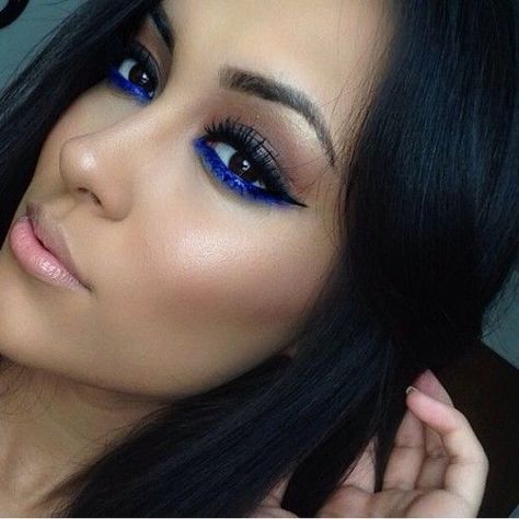 light eyelids with a bold under eye ... pop of colour Makeup Blue Eyeliner, Eye Makeup Looks, Blue Eyeliner, Eyeliner Styles, Amazing Makeup, Makijaż Smokey Eye, Trendy Makeup, Makeup Obsession, Kiss Makeup