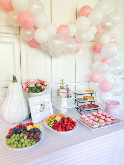 First Birthday Brunch, Party Snack Table, One Year Old Birthday Party, 1st Birthday Foods, Simple First Birthday, One Year Old Birthday, Party Cake Table, Cake Table Birthday, Dessert Table Birthday