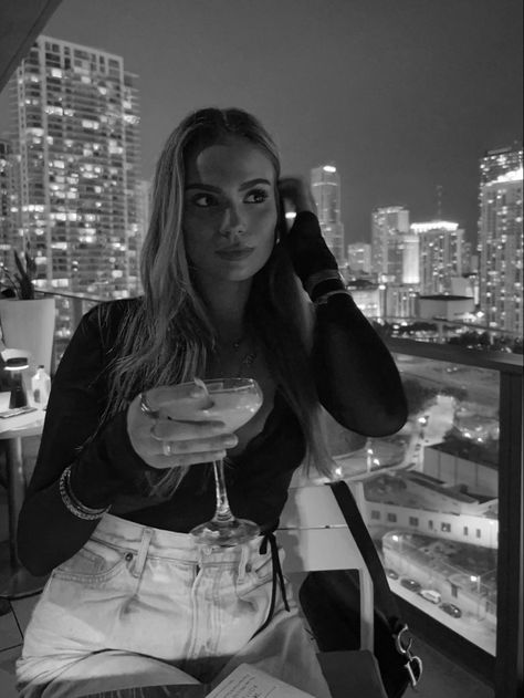 #miami #city #rooftop #rooftopbar Rooftop Bar Picture Ideas, Rooftop Bar Pictures, Rooftop Picture Ideas, Rooftop Pictures, Roof Top Cafe, City Rooftop, Rooftop Photoshoot, City Pics, Miami City