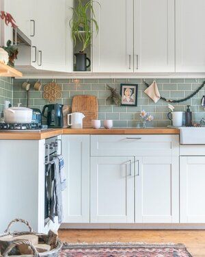 A calm green and white kitchen. The combination of white cabinets, green tiles, wooden floor and wooden worktops make this space feel really calm and tactile. White Kitchen Decor Ideas, Kitchen Decor Farmhouse Style, Kitchen Ideas White, White And Gold Kitchen, White Kitchen Cupboards, White Cabinets White Countertops, White Kitchen Countertops, Modern White Kitchen, White Wood Kitchens