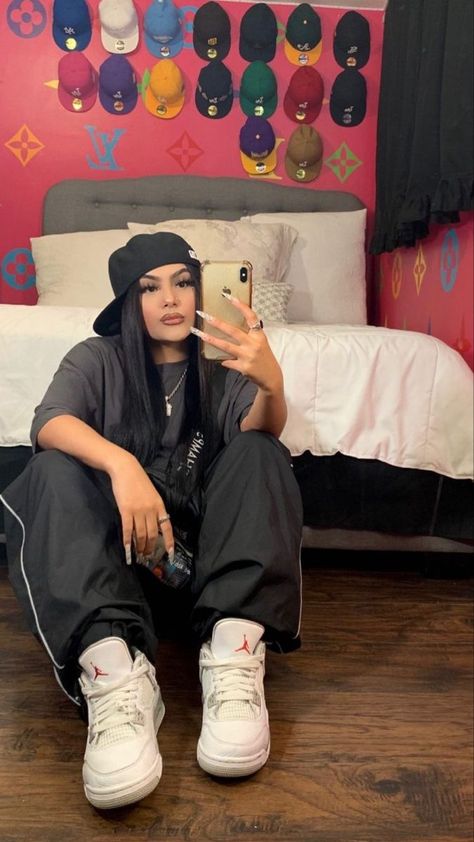 Barrio Outfit, Female Edgar Outfits, Hiphop Style Outfits, Chola Fits, Outfits Background, Gangster Outfit, Bummy Outfits, Estilo Gangster, Bunny Outfits