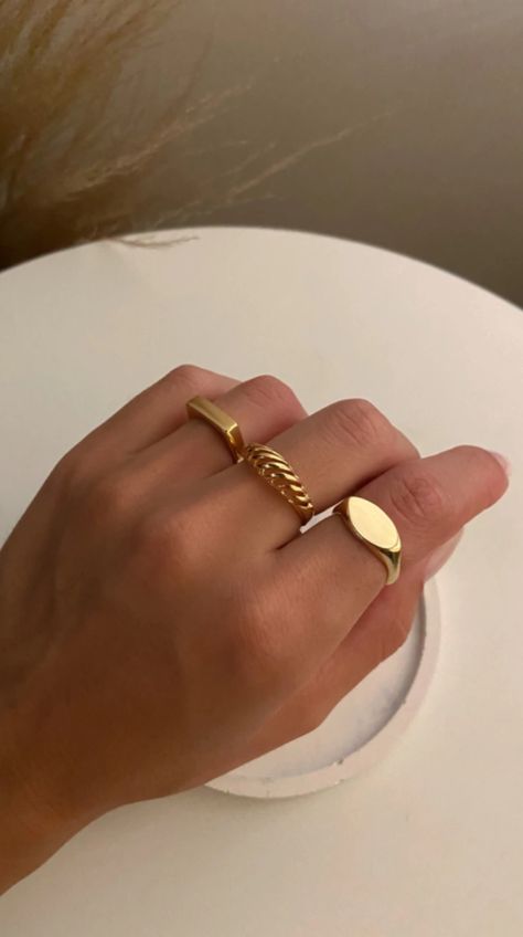 Ring Gold Design, Minimalist Accessories Jewellery, Gold Rings Set, Simplistic Jewelry, Gold Bracelet Simple, Chique Outfit, Vintage Gold Rings, Black Gold Jewelry, Minimalist Accessories