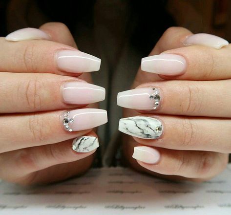 Ongle forme ballerine : la tendance manucure qui a envahi les réseaux sociaux! Ongles Gel Violet, Ballerina Nails Shape, Marble Acrylic Nails, Nail Design Video, Nagellack Trends, Ballerina Nails, Nagel Inspo, Summer Nails Colors, Ideas Nails