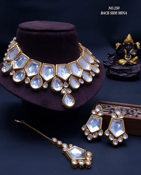 Simple Necklace Designs, Kundan Choker Necklace, Jewelry Kundan, Kundan Jewellery Set, Shoulder Necklace, Indian Jewelry Earrings, Kundan Jewelry, Kundan Choker, Jewelry Set Design