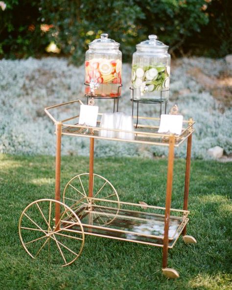 Here's another water bar cart to inspire your own. We're partial to this station's gold accents—they give off major mid-century modern vibes. Refreshment Station Wedding, Wedding Drink Cart, Drink Cart Wedding, Water Station Wedding, Wedding Lemonade, Drinking Station, Drinks Cart, Station Photography, Welcome Drinks