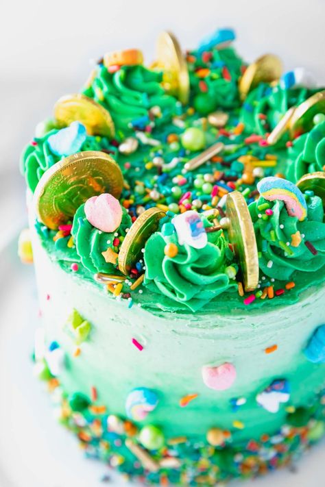 Cereal Buttercream, Lucky Charms Dessert Ideas, Lucky Charms Cake Ideas, Lucky Charm Cupcakes, Patrick Day Decorations, Crumble Lucky Charm Cookie, Lucky Charms Cake, St Patricks Day Cakes, Marshmallow Cereal