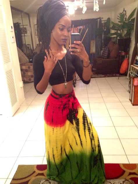 Rasta Outfit, Loc Selfies, Black Foto, Jamaican Clothing, Israelite Women, Headwrap Hairstyles, Rasta Clothes, Hip Hop Girl, Natural Twists