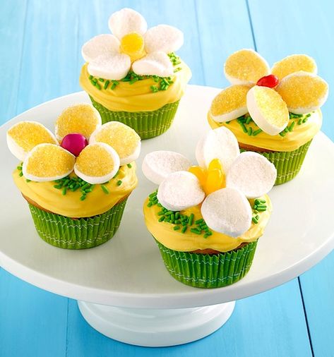 Recipe: Easy Lemon Daisy Cupcakes (using cake mix, marshmallow petals) - Recipelink.com Cupcake Bar, Daisy Cupcakes, Marshmallow Flowers, Lemon Cupcakes, Cupcakes Recipe, Easter Parade, Easter Dinner, Easter Time, Holiday Food