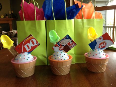 Ice Cream Theme Gift, Teacher Appreciation Gifts Ice Cream, Dairy Queen Gift Card Ideas, Ice Cream Teacher Gift, Ice Cream Gift Card Ideas, Ice Cream Gift Basket Ideas, Ice Cream Gift Ideas, Lifeguard Gifts, Ice Cream Gift