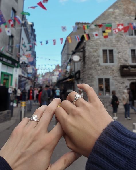 If your Irish man hasn’t gotten you a Claddagh ring, are you even really with him? 🇮🇪 The Claddagh is a traditional Irish ring, the hands are for friendship, the heart is for love & loyalty is shown with the crown up above 💖👑🤝. And how you wear it says everything: - Right hand, heart out = single - Right hand, heart in = taken - Left hand, heart out = engaged - Left hand, heart in = married 💍 we got ours from the original Claddagh ring store from 1750 & I’m quite literally never taking it off... Claddagh Ring Aesthetic, Irish Culture Aesthetic, Claddagh Ring Meaning, Mens Claddagh Ring, Irish Ring, Silver Claddagh Ring, Ring Aesthetic, Irish Rings, Hand Heart