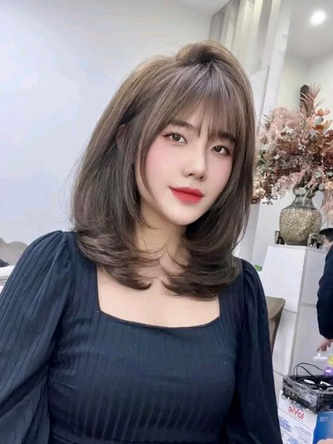 Short Layered Haircuts With Bangs Korean, Model Potongan Rambut Wanita, Short Haircut Korean Style, Shoulder Hairstyles, Haircut Models, Medium Long Haircuts, Haircut Styles For Women, Layered Haircuts With Bangs, Hairstyles For Layered Hair