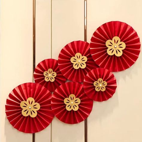 Name:Wedding Fan Flowers Package Include:6pcs/pack Wedding Fan Flowers Material:Paper Size:2*20cm/25cm/30cm Color:Red&Gold Weight:About 80G Features: 100% brand new and high quality Condition: 100% brand new Scene: Family/Wedding/Gift Origami Fan, Paper Fans Wedding, Chinese Wedding Decor, Flower Birthday Party, Chinese Theme, Chinese Crafts, Chinese New Year Crafts, Chinese Decor, Paper Fan