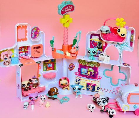 This LPS hospital playset comes with 20 authentic pets and accessories shown in the photos. The pets have been played with and some of them have some marks, but overall are in good or even very good condition (some of them may have paint chipped or little spots). The ambulance lights up, but will be shipped out without batteries. Not suitable for children under 3 years old. Small parts inside. Direct adult supervision is always required. If you have any questions, feel free to message me and I w Lps Hospital, Ambulance Lights, Lps Cakes, Lps Houses, Lps Sets, Lps Popular, Custom Lps, Calico Critters Families, Lps Toys