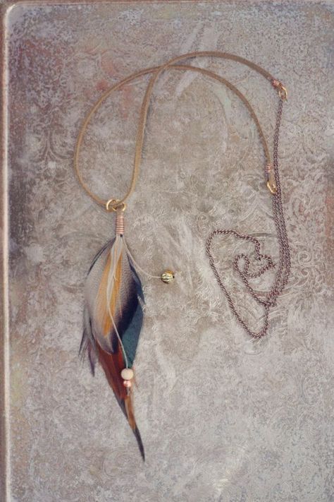 Feather Necklace Diy, Feather Earrings Diy, Quinceanera Jewelry, Feather Necklace, Feather Crafts, Feather Art, Feather Jewelry, Clay Jewelry Diy, Bird Jewelry