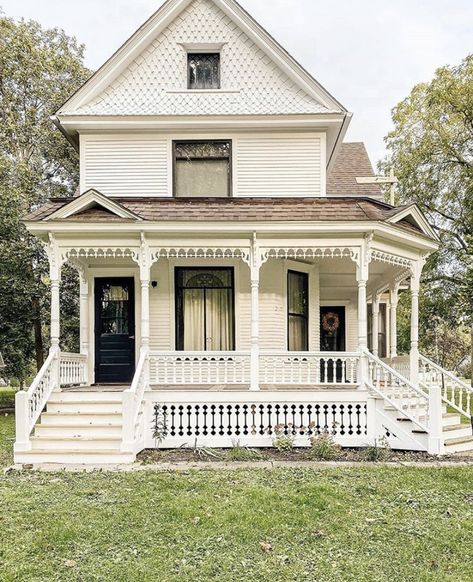 House With Wrap Around Porch, Woman Bedroom Ideas, Grown Woman Bedroom Ideas, Victorian Homes Exterior, Victorian Porch, Grandma Chic, Old Victorian Homes, American Farmhouse, Victorian Farmhouse