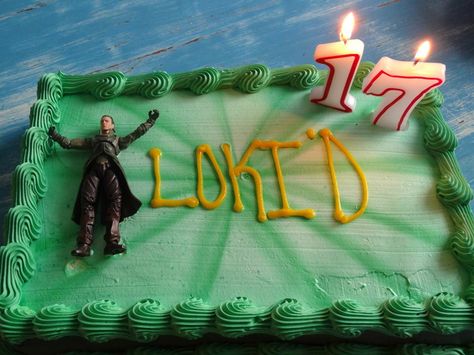 Loki'd birthday cake!<-what i wanted my seventeenth birthday cake to look like... sadly all Loki figures were no where to be found.... i was Loki-less.... Loki Cake, Loki Party, Lumberjack Birthday Party Food, Frozen Birthday Party Invites, Marvel Party, Seventeenth Birthday, Happy Birthday Cards Diy, Birthday Sheet Cakes, Happy Birthday Vintage