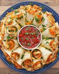 Blooming Quesadilla Ring by Tasty Blooming Quesadilla Ring, Blooming Quesadilla, Quesadilla Ring, Snacks Sweet, Salad Healthy, Taco Sauce, Avocado Tomato, Monterey Jack, Snacks Für Party