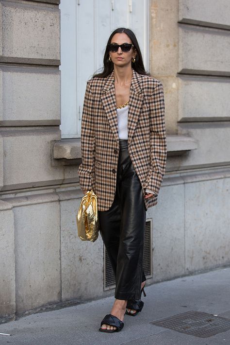 A fashion week street style look featuring Bottega Veneta sandals and a plaid blazer.  #bottegaveneta #streetstyle #streetstylefashion #sandals Bottega Sandals, Plaid Blazer Outfit, How To Wear Blazers, Streetstyle Photography, Blazer Street Style, Bottega Veneta Shoes, Outfit 2020, London Fashion Weeks, Streetstyle Outfit