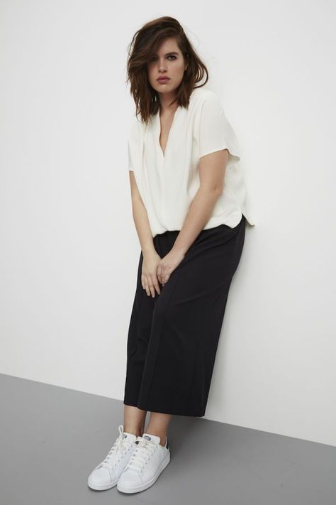 It's a minimalist's dream                                                                                                                                                                                 More White Sneakers Outfit Midsize, Minimal Style Plus Size, Midsize Minimalist Fashion, Plus Size Wide Leg Pants Outfit, Minimalist Plus Size, Plus Size Minimalist Wardrobe, Culotte Style, Minimalist Moda, Cropped Wide Leg Trousers