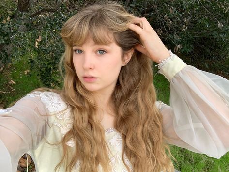 Aurora Sleeping Beauty Hairstyle, Brunette Sleeping Beauty, Aurora Sleeping Beauty Hair, Aurora Hairstyle Sleeping Beauty, Aurora Hair Sleeping Beauty, Sleeping Beauty Hairstyle, Princess Aurora Hair, Sleeping Beauty Hair, Princess Bangs