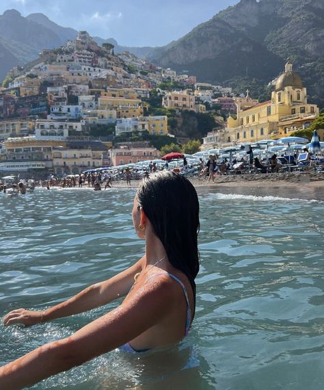 Kardashians In Italy, Italy Travel Aesthetic Outfits, Aesthetic Vacation Photos, Instagram Europe Pictures, French Riveria Aesthetic, Sicily Picture Ideas, European Summer Pictures, Italy Vacation Pictures, Positano Picture Ideas