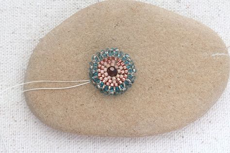 Tutorial to add a ruffled edge to circular brick stitch and give it an organic flower like feel. Make one or a garden full for earrings or clasps or... Circular Brick Stitch, Free Jewellery Making Tutorials, Lisa Yang, Ruffle Beading, Bead Tutorials, Bead Flower, Ruffle Flower, Bead Diy, Jewerly Beads