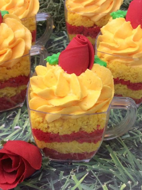 Homemade Enchanted Rose Cake Cups #Homemade #Dessert #Cakes #KidFoods #Disney #BeautyAndTheBeast Yellow Treats, Teacup Cupcakes, Beauty And The Beast Cupcakes, Diy Christmas Napkins, Tea Cup Cupcakes, Christmas Bark Recipes, Decoupage Candles, Crafty Morning, Rose Cupcakes