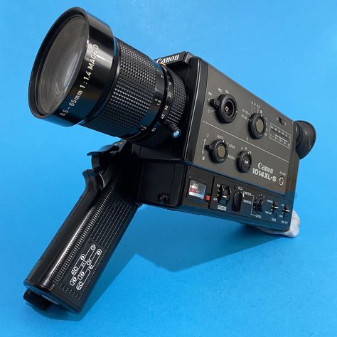 This vintage super 8 cine camera is ideal for beginners, amateurs and professionals. It’ll produce high quality authentic vintage videos with a real nostalgic and quirky look. It’s in excellent condition and is ready to produce another lifetime of fantastic videos. Tested and 100% Working - You’ll require an 8mm film carriage and 6 x AA batteries to get started. Super 8 Camera, Another Lifetime, Super 8 Film, 8mm Film, Diy Flower Crown, Film Stock, Retro Gadgets, Vintage Videos, Film Studies