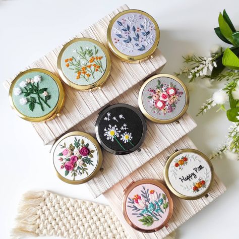 Tiny Embroidery Ideas, Embroidery Purse, Embroidery Mirror, Mini Embroidery, Embroidery Necklace, Miniature Embroidery, Women Purse, Embroidered Gifts, Hand Embroidery Art